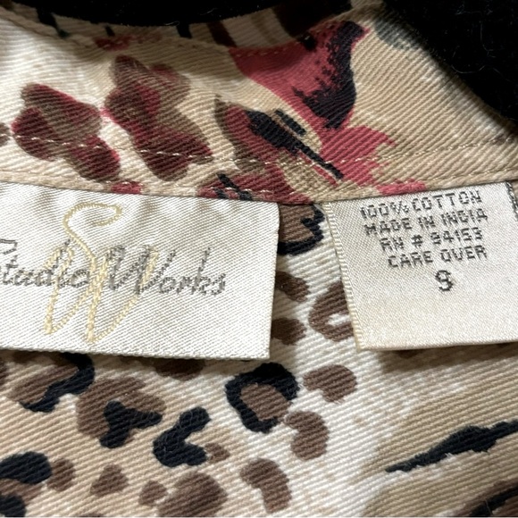 100% cotton jacket. Metal button, 4 pockets. Like new, no visible wear - Picture 2 of 4